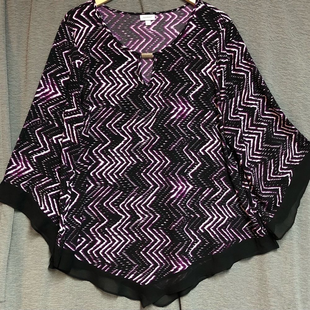 Avenue 18/20 top black white magenta, vertical chevron pattern mesh on top hem